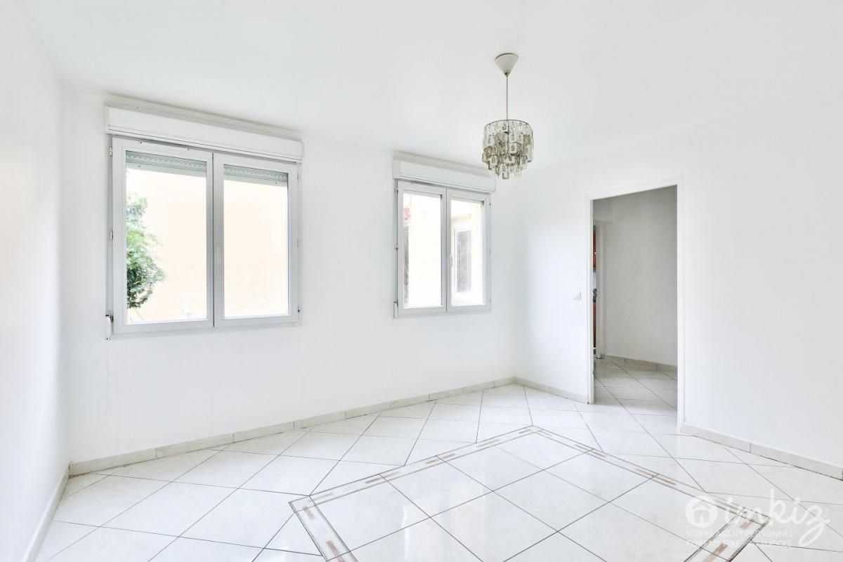 Casa de 3 dormitorios en Saint-Denis, France No. 321744