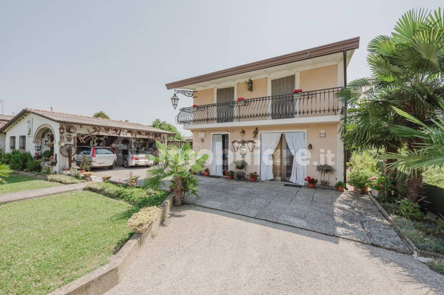 229m² Warehouse in Mira, Italy No. 293375