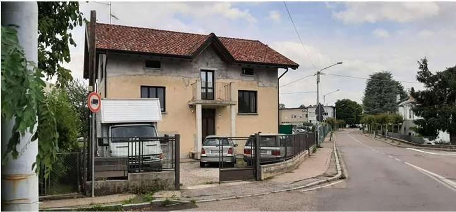 Casa de 6 habitaciónes en Gazzada Schianno, Italy No. 257463