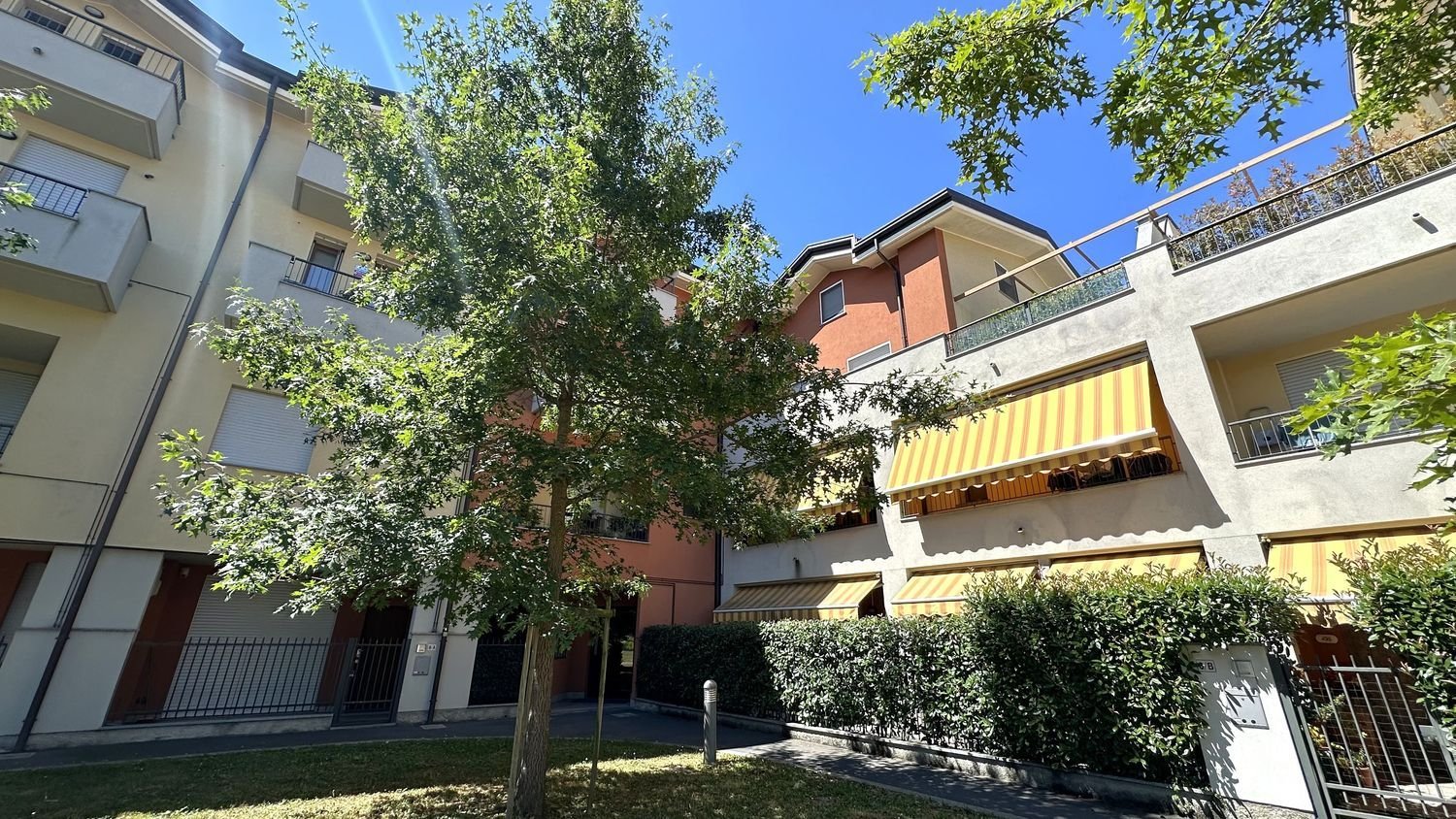 2 Schlafzimmer Wohnung in Saronno, Italy, Nr. 363526