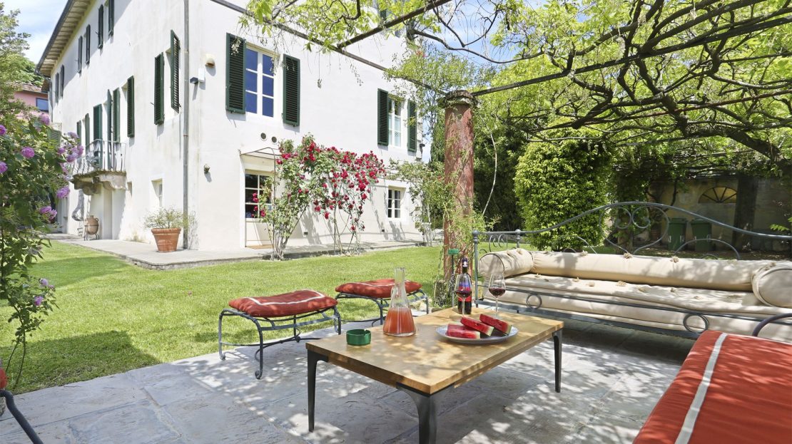 10 bedrooms Villa in Lucca, Italy No. 377444