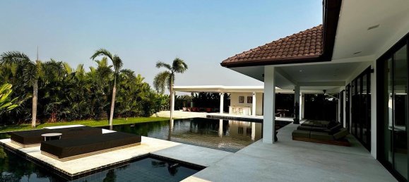 4 bedrooms Villa in Pattaya, Thailand No. 12720 2