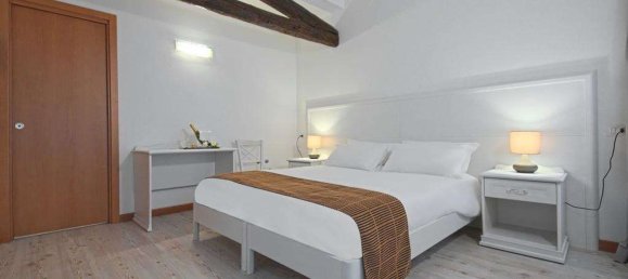 9 rooms Apartment in Venice, Italy No. 20318 25