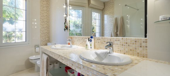 5 bedrooms Villa in Marbella, Spain No. 142167 12