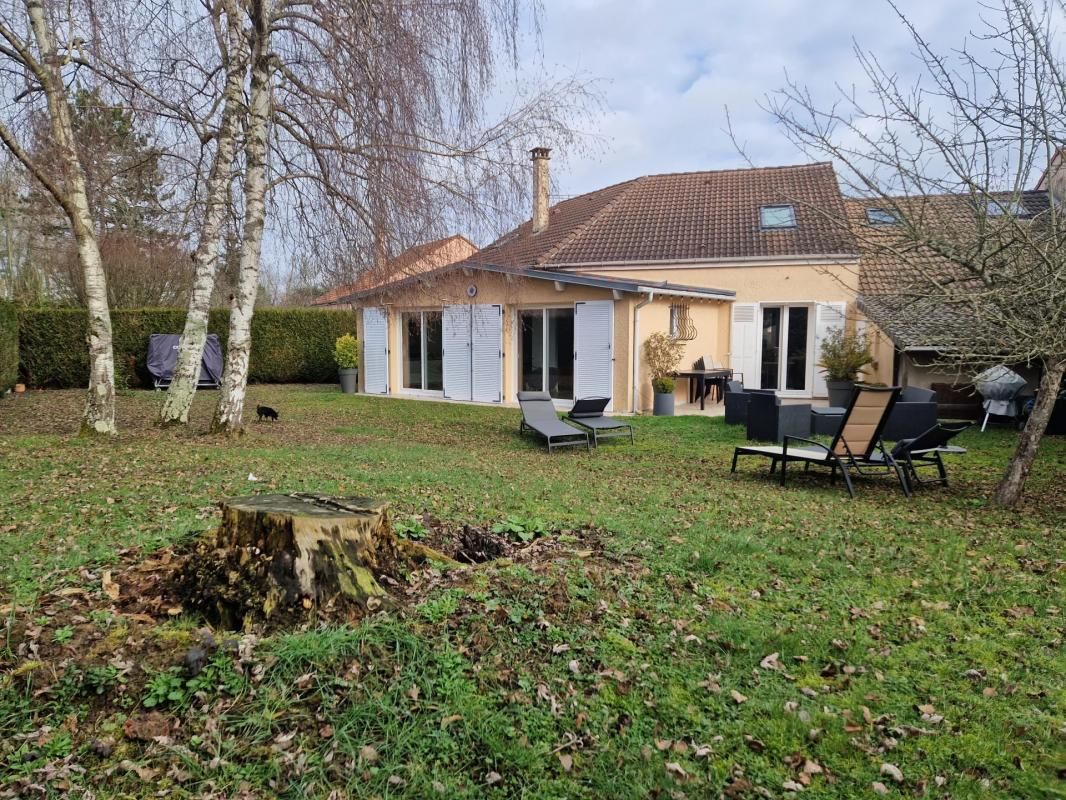 Casa de 4 dormitorios en Voisins-le-Bretonneux, France No. 136888