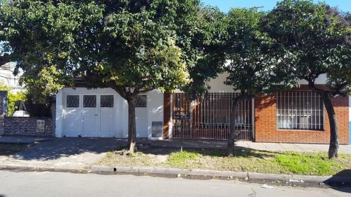 2 bedrooms House in Tres de Febrero, Argentina No. 4027