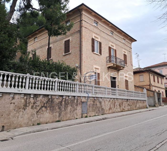 6 bedrooms Villa in Osimo, Italy No. 109321