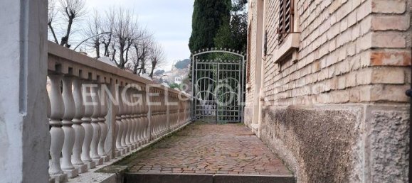 6 bedrooms Villa in Osimo, Italy No. 109321 4