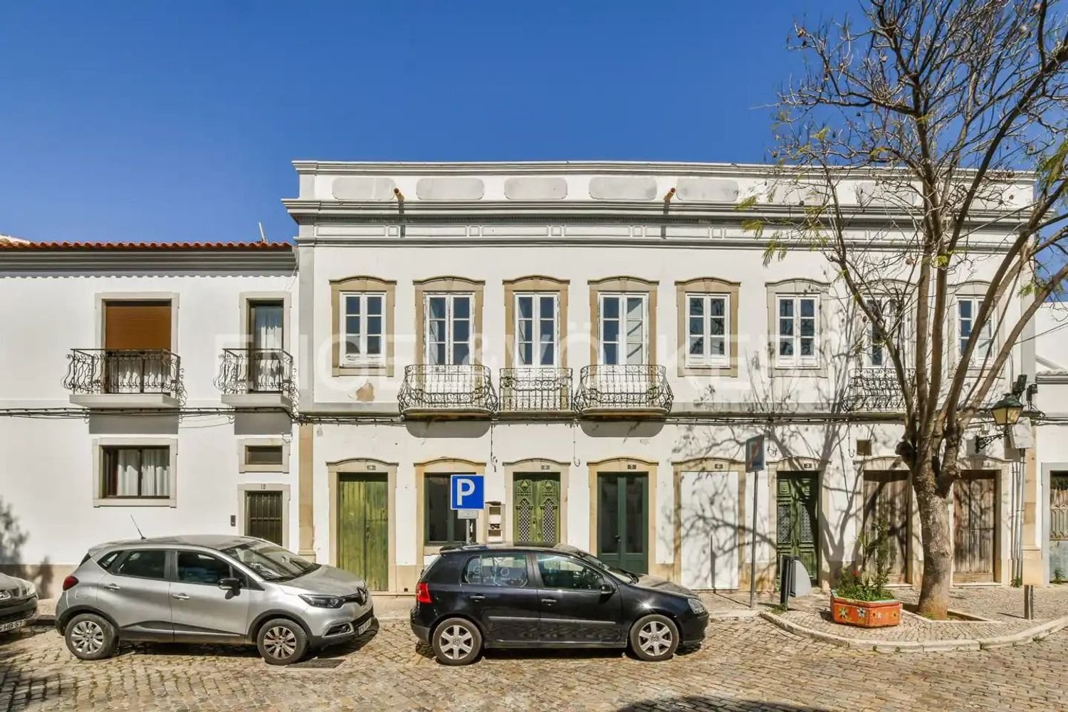 751m² Building in Faro, Portugal No. 149364