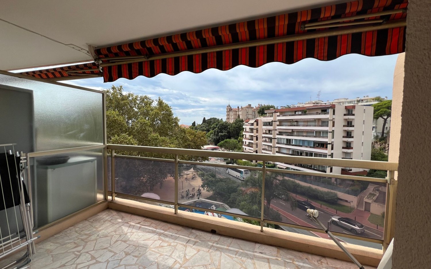 Apartamento de 2 habitaciónes en Cannes, France No. 337606