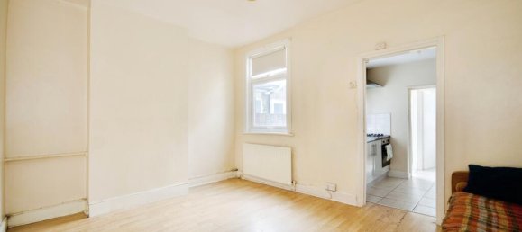 2 bedrooms House in East Ham, United Kingdom No. 11434 2