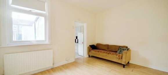 2 bedrooms House in East Ham, United Kingdom No. 11434 6