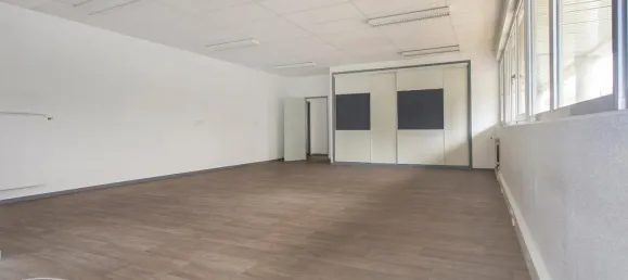 323m² Commercial property in Roanne, France No. 279930 5