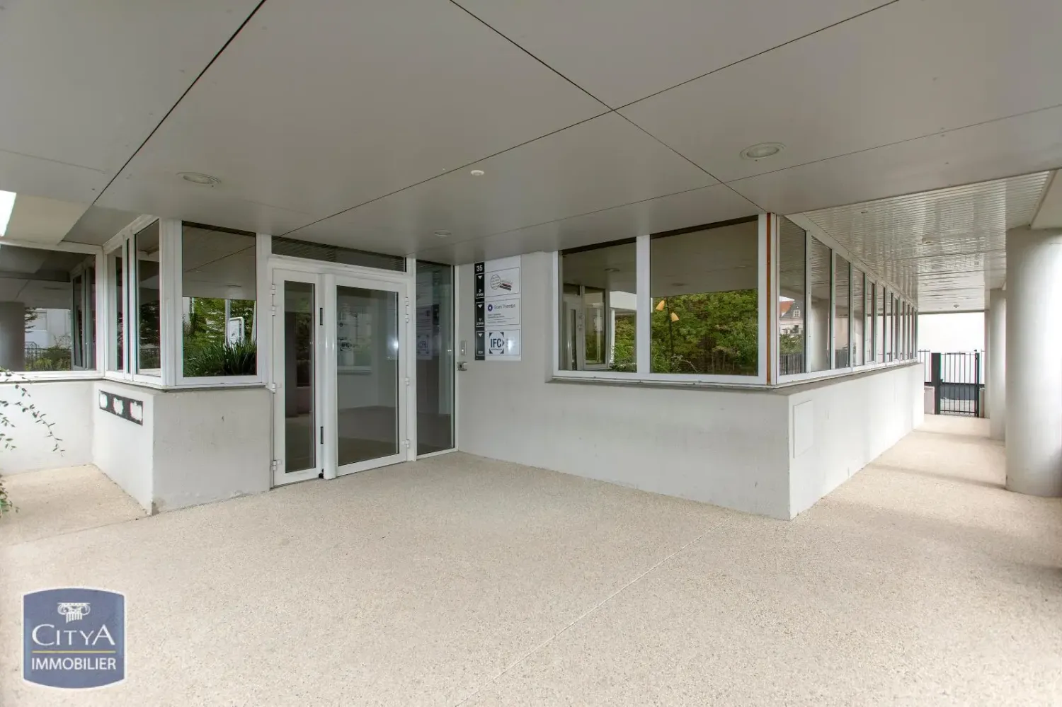 323m² Commercial property in Roanne, France No. 279930