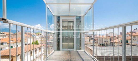 3 bedrooms Penthouse in Viareggio, Italy No. 270577 2