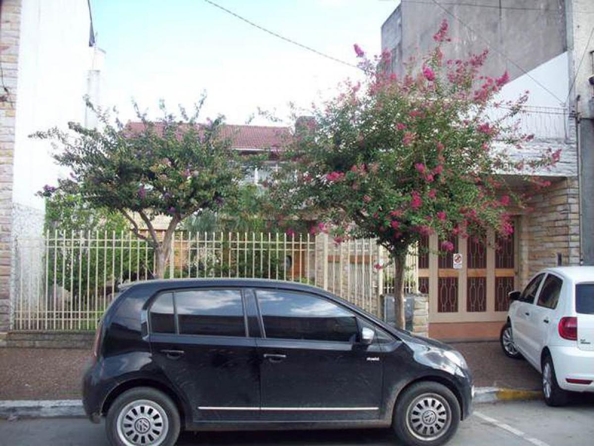 Casa de 3 dormitorios en Bermúdez, Argentina No. 64048