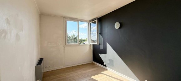 3 bedrooms Apartment in Le Plessis-Trevise, France No. 129689 5