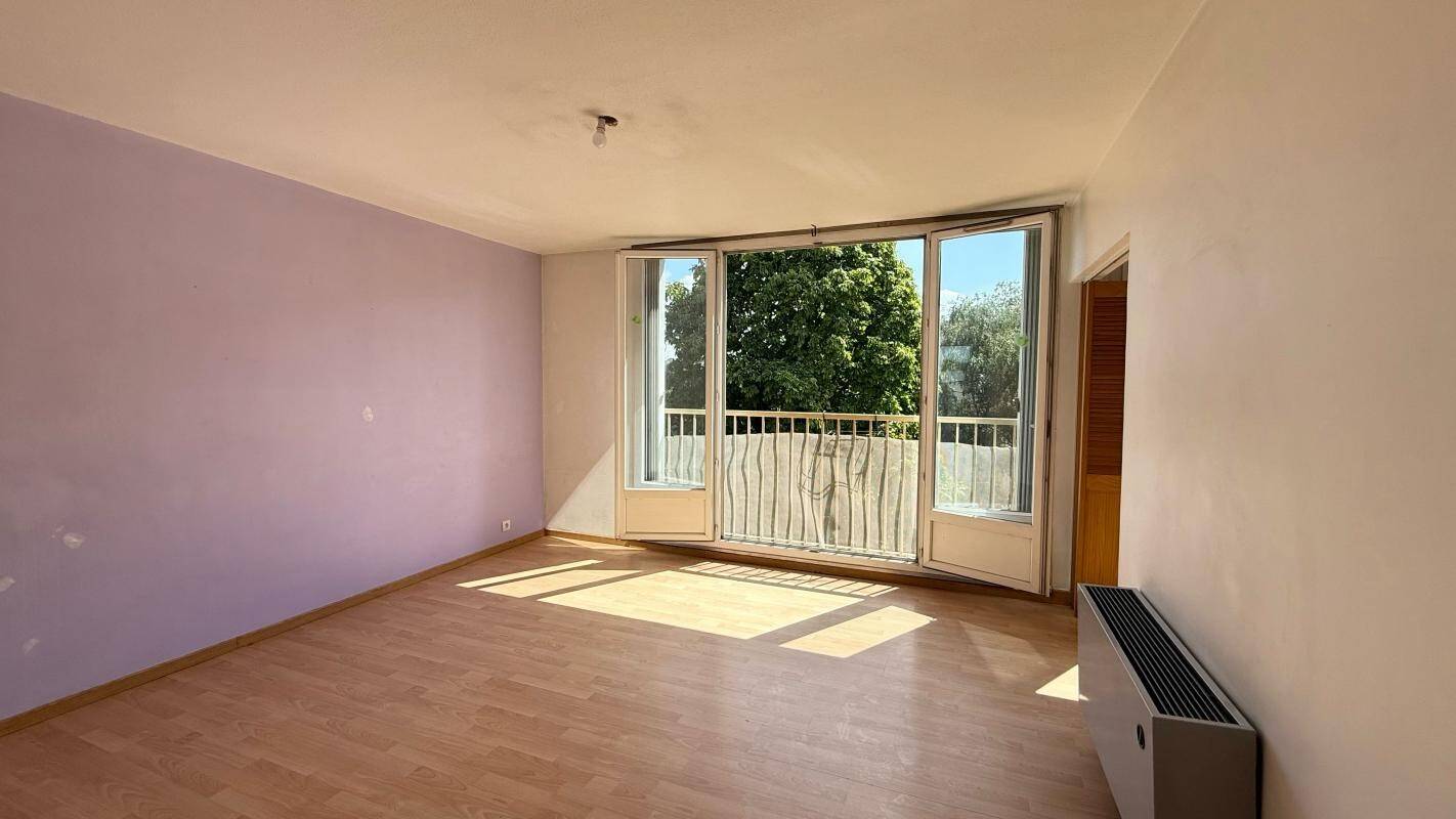 3 bedrooms Apartment in Le Plessis-Trevise, France No. 129689