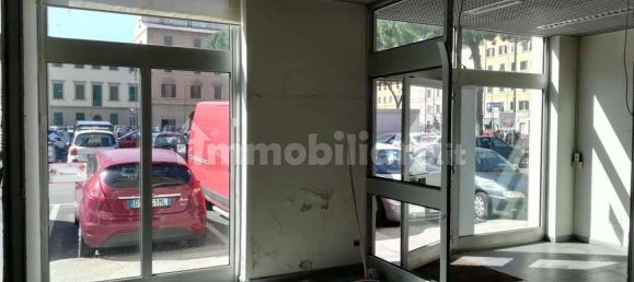 Коммерческая недвижимость с 3 комнатами в Ливорно, Италия № 88657 4