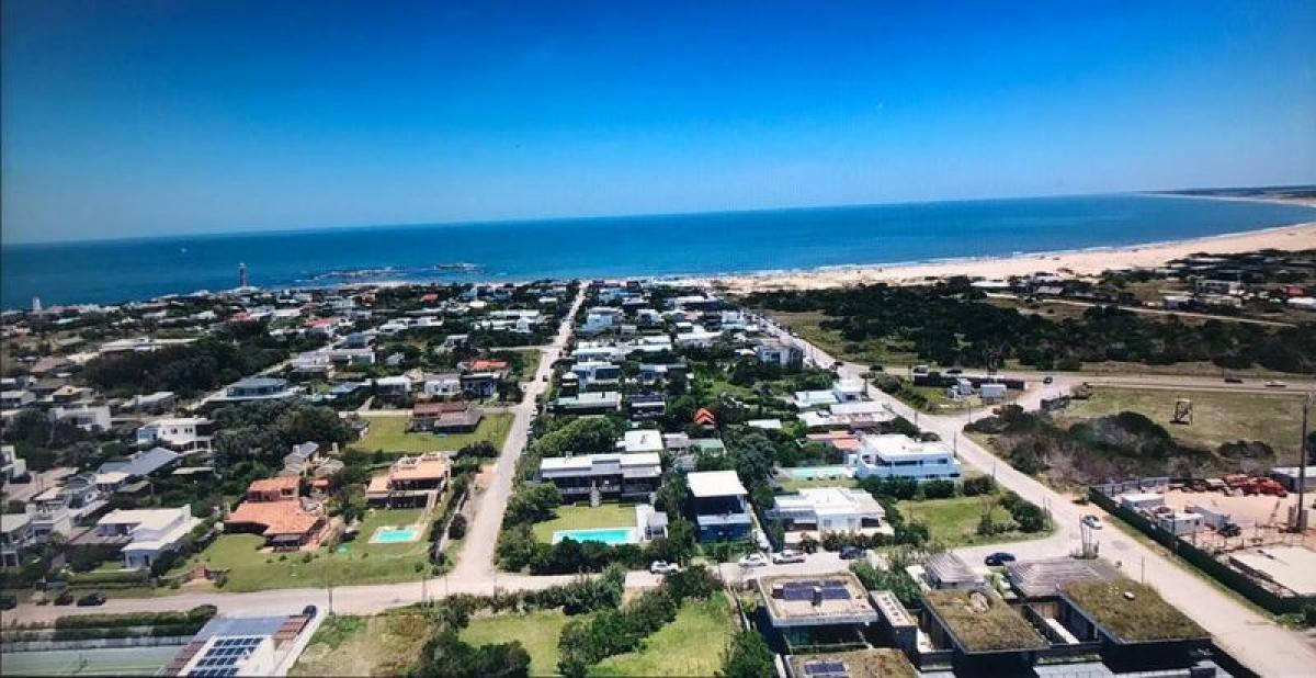 Casa de 4 dormitorios en Maldonado, Uruguay No. 11688