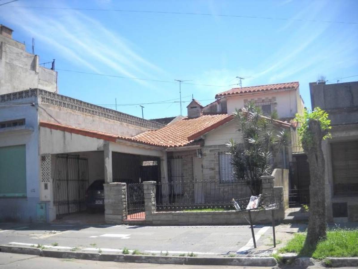 3 bedrooms House in Lanus, Argentina No. 17392