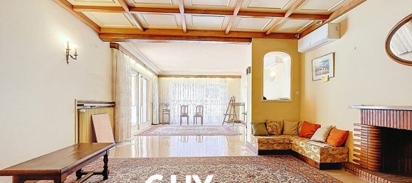 4 bedrooms Castles in La Chapelle-de-Guinchay, France No. 206098 3