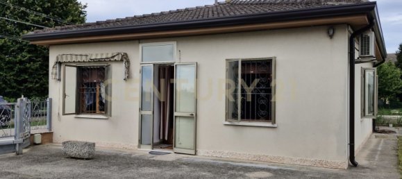 2 bedrooms House in Sanguinetto, Italy No. 279122 2