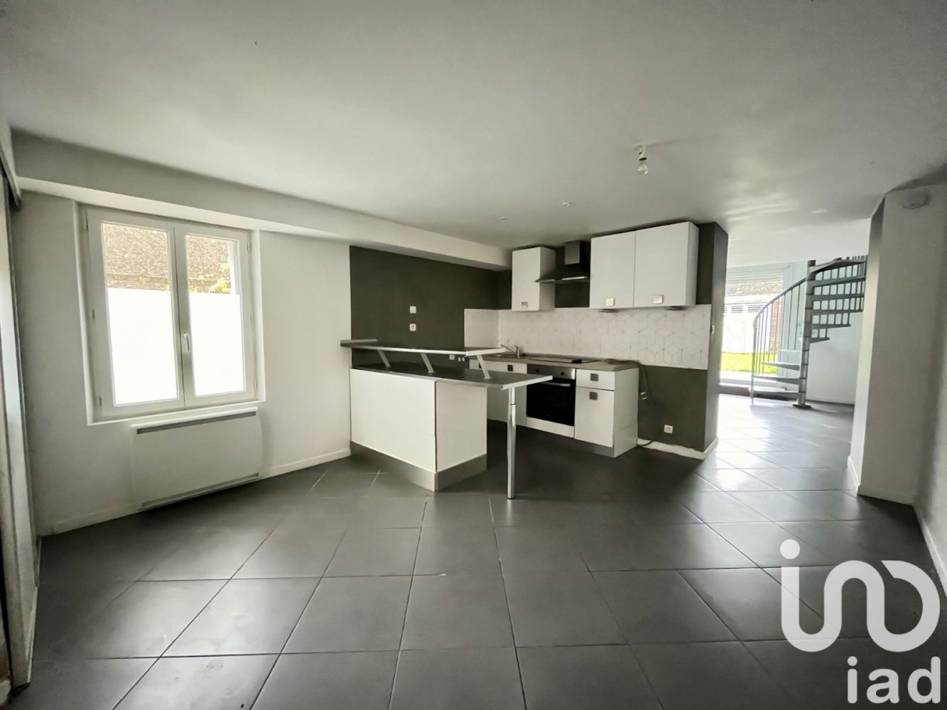 Adosado de 3 habitaciónes en Monts, France No. 43922