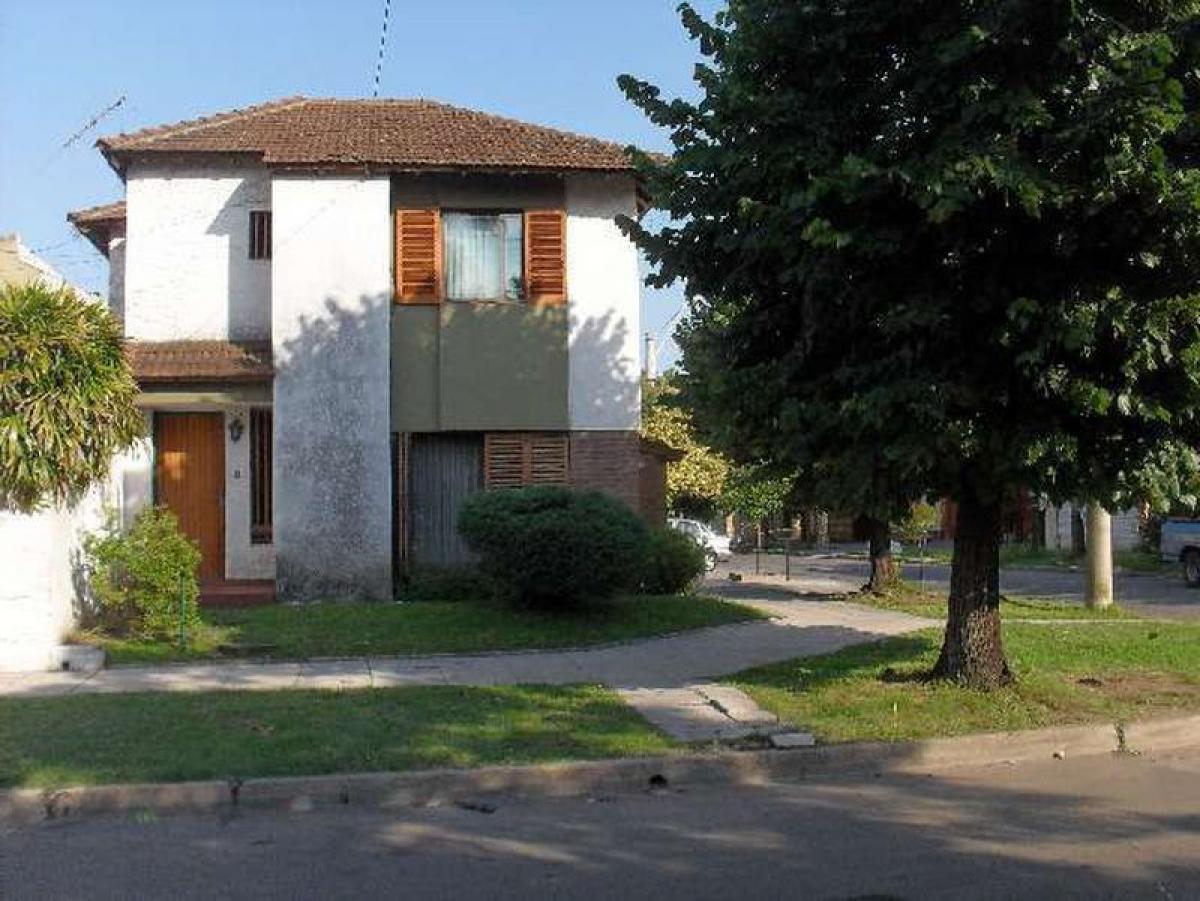 3 bedrooms House in Moron, Argentina No. 18045