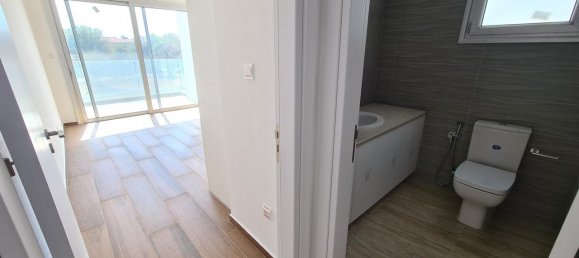 4 dormitorios propiedad comercial en venta en Paphos, Cyprus № 9656 11