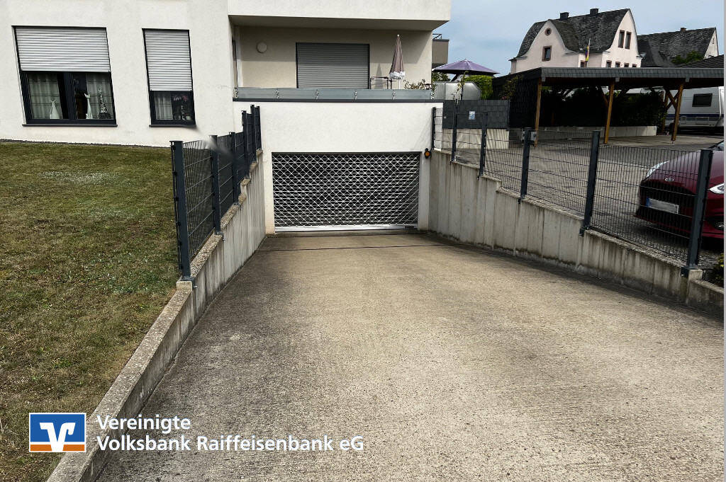  Parking in Bernkastel-Wittlich, Germany No. 305080