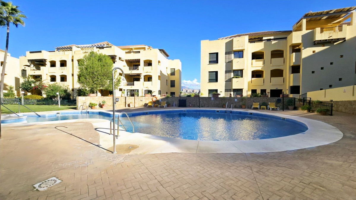 Apartamento de 3 dormitorios en Estepona, Spain No. 52894