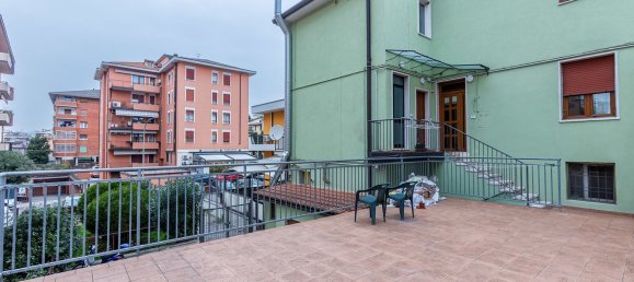 6 rooms Apartment in Verona, Italy No. 60070 4