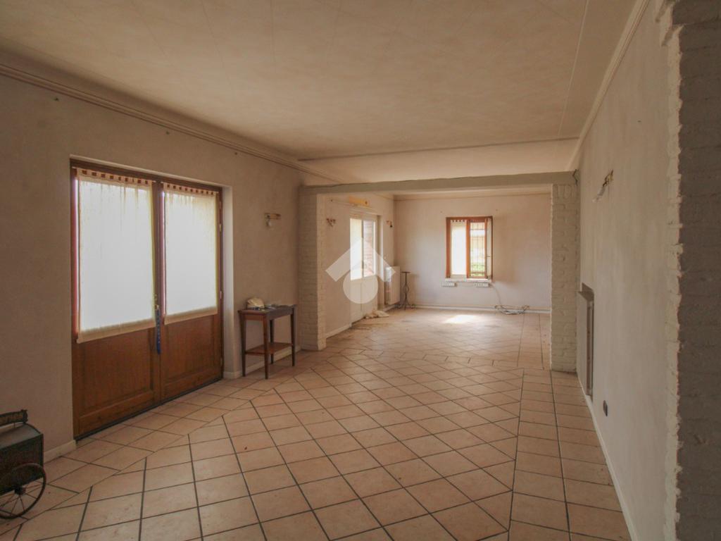 2-Zimmer Gewerbliche Immobilie in Castrezzato, Italy, Nr. 233480