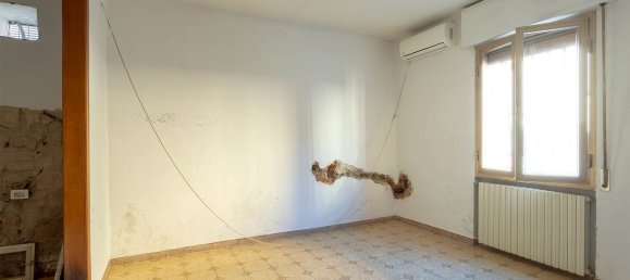 4-Zimmer Haus in Prato, Italy, Nr. 77865 6