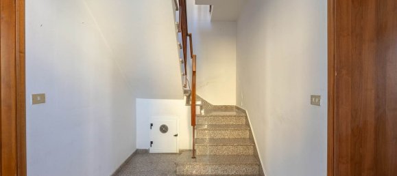 4-Zimmer Haus in Prato, Italy, Nr. 77865 13