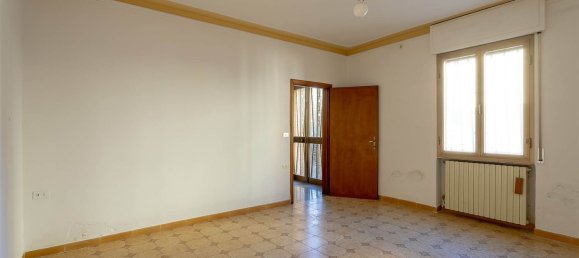 4-Zimmer Haus in Prato, Italy, Nr. 77865 12
