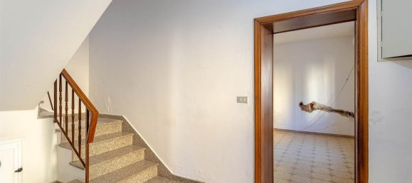 4-Zimmer Haus in Prato, Italy, Nr. 77865 3