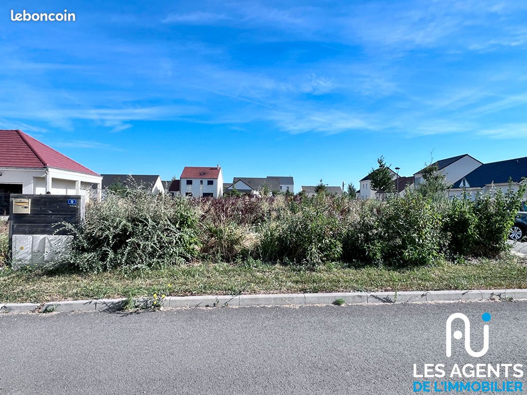 703m² Land in Meung-sur-Loire, France No. 248874