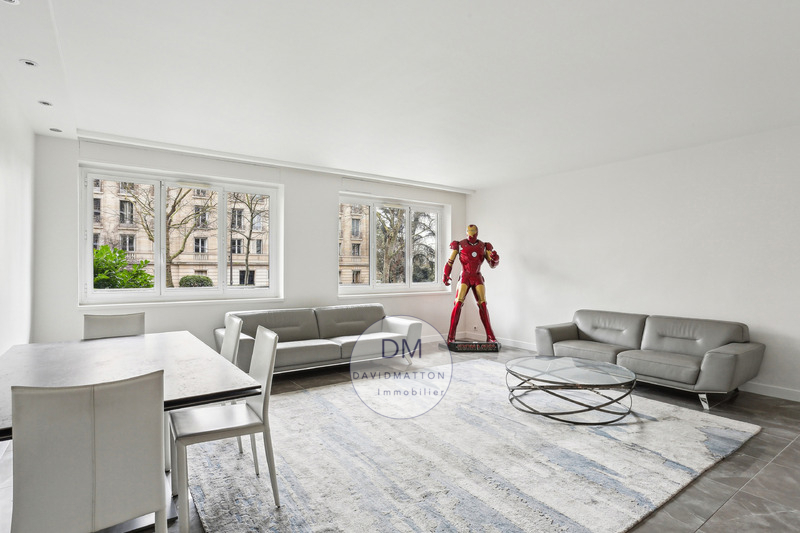 3 bedrooms Apartment in Paris, France No. 171978