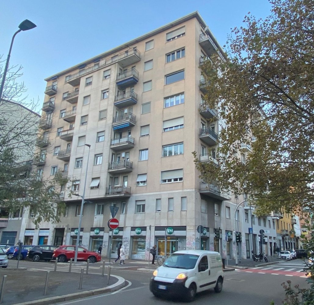 4 rooms Apartment in Milan, Italy No. 246605