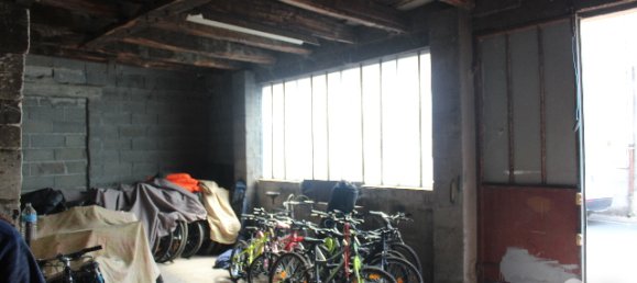  Garage in Chatellerault, France No. 343190 2