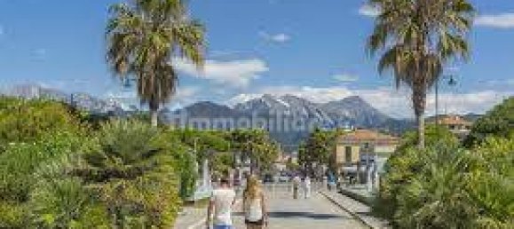 4 bedrooms Villa in Forte dei Marmi, Italy No. 69372 2