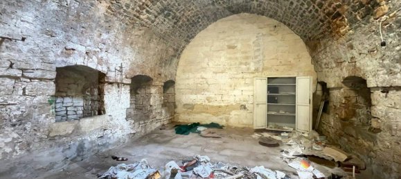 Дом с 5 комнатами в Конверсано, Италия № 29397 14