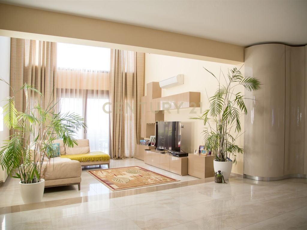 Villa de 5 dormitorios en Agios Athanasios, Cyprus No. 596