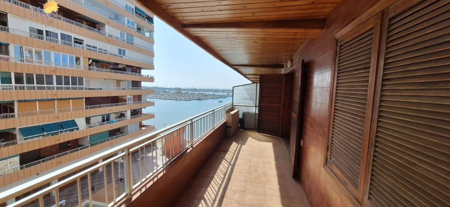 Apartamento de 3 dormitorios en Torrevieja, Spain No. 146801