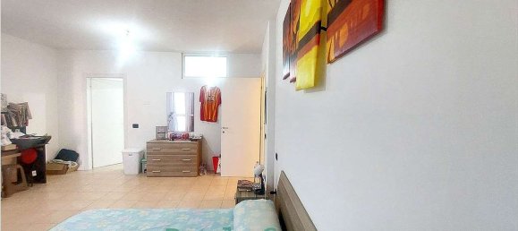 3 rooms Apartment in Modena, Italy No. 290500 2