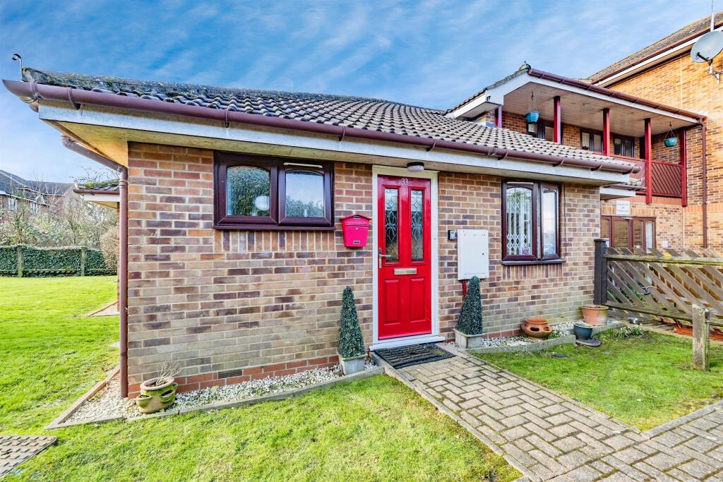 2 bedrooms Bungalow in Bushey, United Kingdom No. 6243