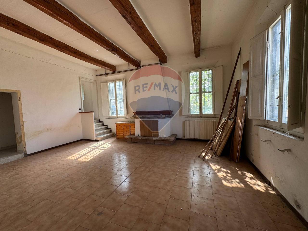 Дом с 6 комнатами в Альфонсине, Италия № 162787