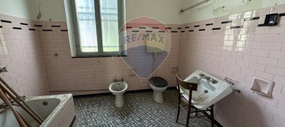 Дом с 6 комнатами в Альфонсине, Италия № 162787 10